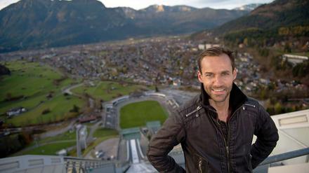 Sven Hannawald, 40, hat bisher als einziger Athlet alle vier Springen der Vierschanzentournee hintereinander gewonnen. Bei Olympischen Spielen gewann er einmal Gold und zweimal Silber. 