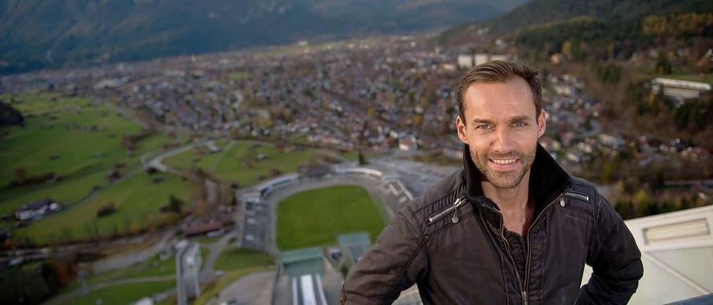 Sven Hannawald, 40, hat bisher als einziger Athlet alle vier Springen der Vierschanzentournee hintereinander gewonnen. Bei Olympischen Spielen gewann er einmal Gold und zweimal Silber.