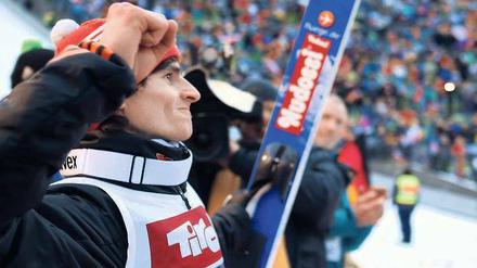 Das Profil des Siegers. Richard Freitag konnte die Feier im Kessel von Innsbruck richtig genießen. 