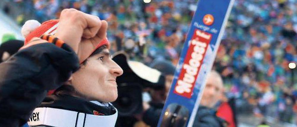 Das Profil des Siegers. Richard Freitag konnte die Feier im Kessel von Innsbruck richtig genießen.