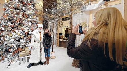 Viele Besucher ließen sich am gestrigen Sonntag im KaDeWe mit einem Weihnachtsmann fotografieren.
