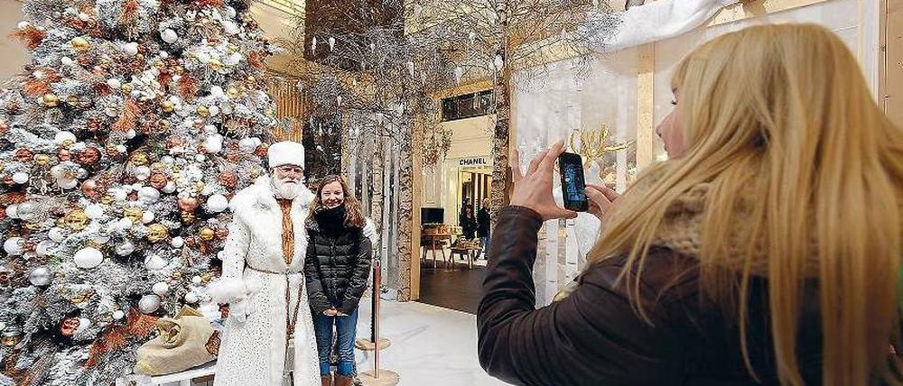 Viele Besucher ließen sich am gestrigen Sonntag im KaDeWe mit einem Weihnachtsmann fotografieren.