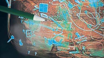 Wimmelbild. Das Sicherheitspersonal wird speziell geschult, um gefährliche Gegenstände bei der Handgepäckkontrolle zu entdecken.