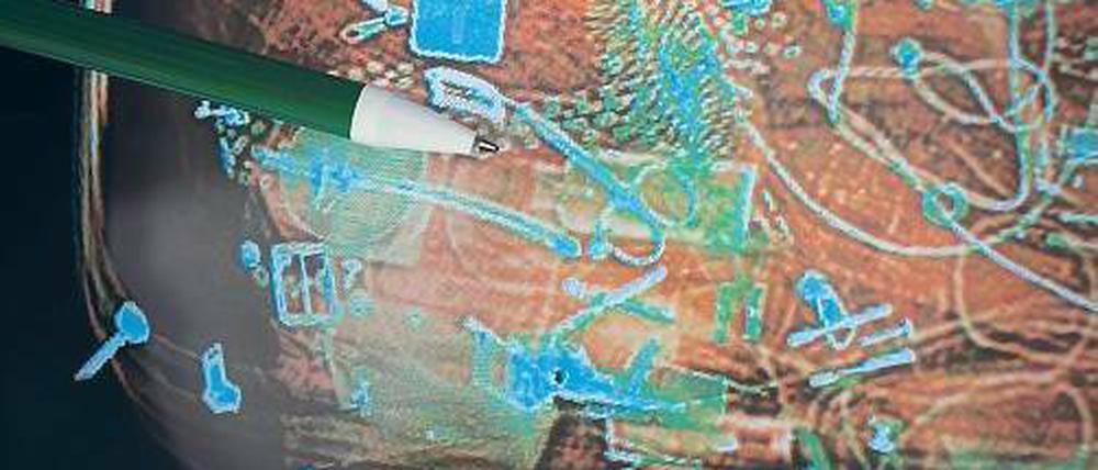 Wimmelbild. Das Sicherheitspersonal wird speziell geschult, um gefährliche Gegenstände bei der Handgepäckkontrolle zu entdecken.