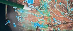 Wimmelbild. Das Sicherheitspersonal wird speziell geschult, um gefährliche Gegenstände bei der Handgepäckkontrolle zu entdecken.