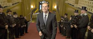 Berlins Regierender Bürgermeister Michael Müller (SPD) wird im Roten Rathaus von einem Spalier von Schornsteinfegern begrüßt. Jetzt hat er einige alte Bekannte mit ins Haus geholt.