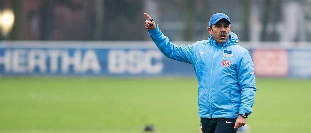 Der Auftakt. Jos Luhukay begrüßt sein Team aus der Weihnachtspause. 