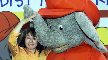 Benjamin Blümchen, hier mit seiner Erfinderin Elfie Donnelly, wird wohl niemals in ein Altenheim kommen.