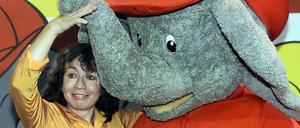 Benjamin Blümchen, hier mit seiner Erfinderin Elfie Donnelly, wird wohl niemals in ein Altenheim kommen.