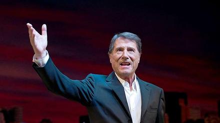 Udo Jürgens ist tot: Hier ist der Sänger und Komponist Udo Jürgens 2011 in Stuttgart nach einer Vorstellung des Musicals "Ich war noch niemals in New York" zu sehen.