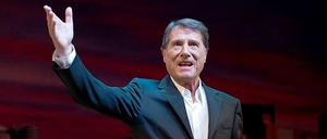 Udo Jürgens ist tot: Hier ist der Sänger und Komponist Udo Jürgens 2011 in Stuttgart nach einer Vorstellung des Musicals "Ich war noch niemals in New York" zu sehen.