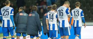 Wie will diese rundum verunsicherte Mannschaft zurück finden zu den Ansprüchen, die nach den enormen Investitionen vor dieser Saison durchaus zu stellen waren?