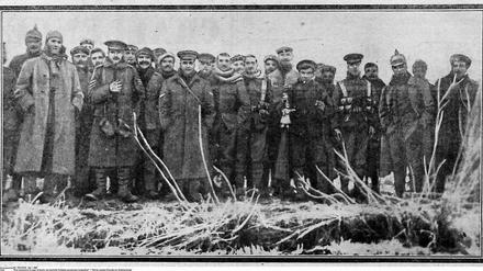 "Stille Nacht, Heilige Nacht". Einer fängt an, alle stimmen ein. Dann schallt es von jenseits der Front: "Good, old Fritz!" Und zurück: "Merry Christmas, Englishmen."