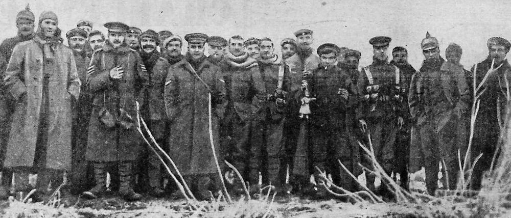"Stille Nacht, Heilige Nacht". Einer fängt an, alle stimmen ein. Dann schallt es von jenseits der Front: "Good, old Fritz!" Und zurück: "Merry Christmas, Englishmen."