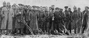 "Stille Nacht, Heilige Nacht". Einer fängt an, alle stimmen ein. Dann schallt es von jenseits der Front: "Good, old Fritz!" Und zurück: "Merry Christmas, Englishmen."