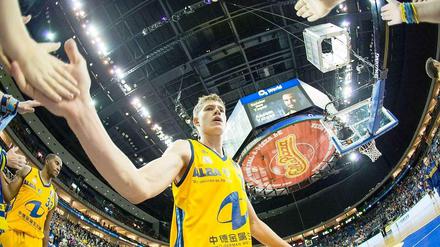 Nach dem 14. Sieg in Serie steht Alba Berlin weiterhin ungeschlagen an der Tabellenspitze der Basketball-Bundesliga. 