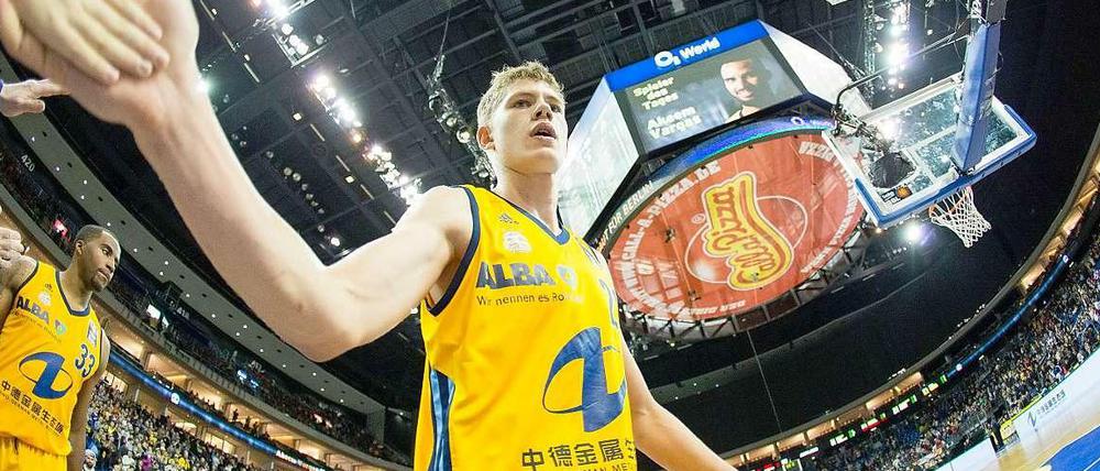 Nach dem 14. Sieg in Serie steht Alba Berlin weiterhin ungeschlagen an der Tabellenspitze der Basketball-Bundesliga.