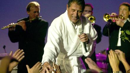 Abschied im Bademantel. Bei den Zugaben seiner Konzerte, hier 2003 in der Münchner Olympiahalle, trug Udo Jürgens stets dieses schneeweiße Kleidungsstück. 