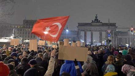 Um 19.06 Uhr ging am Brandenburger Tor das Licht aus.