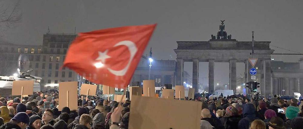 Um 19.06 Uhr ging am Brandenburger Tor das Licht aus.