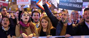 Demonstranten in Ankara protestieren gegen Korruption und Vetternwirtschaft in der konservativen AKP-Regierung in der Türkei.