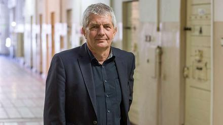 Roland Jahn, aufgewachsen im thüringischen Jena, opponierte einst gegen das SED-Regime und wurde 1983 zwangsausgebürgert. Heute ist er Bundesbeauftragter für die Unterlagen des DDR-Staatssicherheitsdienstes (BStU), hier im September bei einem Besuch der Rostocker Dokumentations- und Gedenkstätte in der ehemaligen Untersuchungshaftanstalt der Stasi.