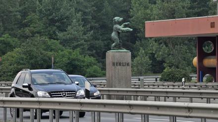 Vorbild Zehlendorf. Hier, am einstigen Kontrollpunkt Dreilinden in Berlin-Wannsee, steht seit den 50er Jahren dieser Bär auf dem Mittelstreifen. So ein Wahrzeichen soll auch in Pankow aufgestellt werden.