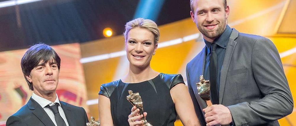 Fußball-Nationaltrainer Joachim Löw, die ehemalige Skirennläuferin Maria Hoefl-Riesch und Diskuswerfer Robert Harting (l-r) lächeln um die Wette.