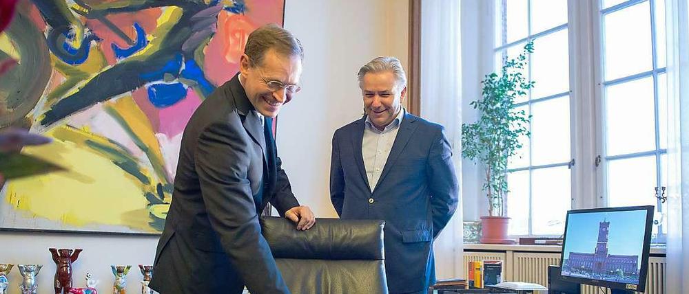 Müller und Wowereit bei der Übergabe des Amtszimmers im Roten Rathaus.