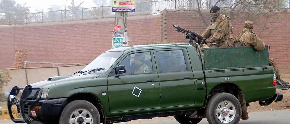 Sicherheitskräfte vor einem Gefängnis in der pakistanischen Stadt Faisalabad.