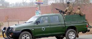 Sicherheitskräfte vor einem Gefängnis in der pakistanischen Stadt Faisalabad.