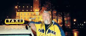 Ich fahr Taxi. Dirk Wegener macht vor dem Rathaus Reinickendorf Pause.