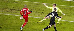 Unions Sebastian Polter (re.) scheitert an Torhüter Lars Unnerstall.