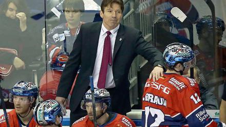 Der neue an der Seite: Eisbären-Trainer Uwe Krupp.