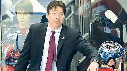 Der Neue an der Seite. Den Spielern der Eisbären war der Trainerwechsel noch nicht anzumerken. Zumindest feierte Uwe Krupp aber einen erfolgreichen Einstand.