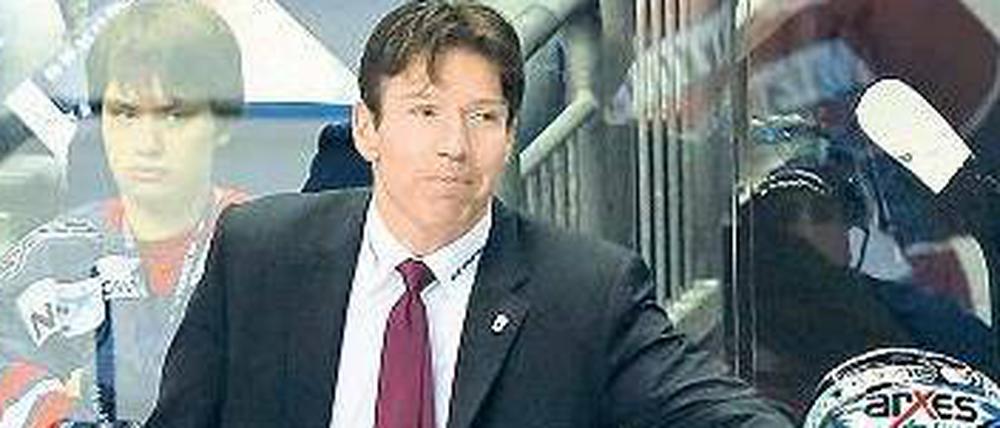 Der Neue an der Seite. Den Spielern der Eisbären war der Trainerwechsel noch nicht anzumerken. Zumindest feierte Uwe Krupp aber einen erfolgreichen Einstand.