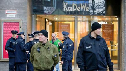 Polizeibeamte sichern nach dem Überfall das Kaufhaus des Westens. 