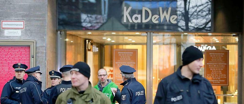 Polizeibeamte sichern nach dem Überfall das Kaufhaus des Westens. 