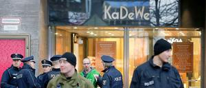 Polizeibeamte sichern nach dem Überfall das Kaufhaus des Westens. 