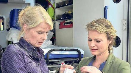 Schuldirektorin Bärbel Strasser (Corinna Kirchhoff, li.) empfindet die Ermittlungen der Kommissarin Olga Lenski (Maria Simon) als überflüssig.