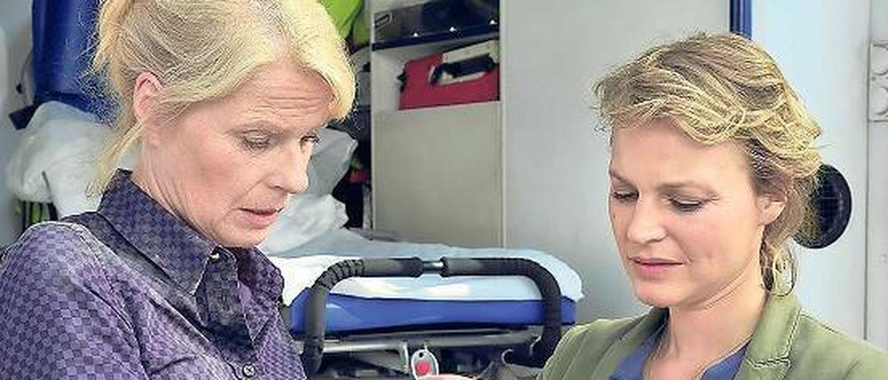 Schuldirektorin Bärbel Strasser (Corinna Kirchhoff, li.) empfindet die Ermittlungen der Kommissarin Olga Lenski (Maria Simon) als überflüssig.
