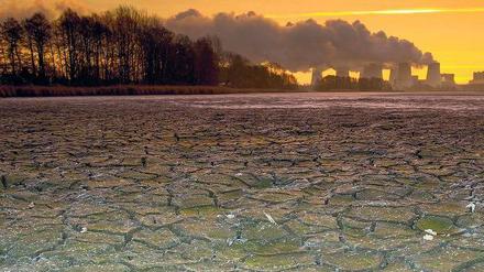 Machen Dampf. Die Kühltürme von Vattenfalls Braunkohlekraftwerk im süd-brandenburgischen Jänschwalde. Es ist mit insgesamt rund 3000 Megawatt Leistung der drittgrößte Stromerzeuger in Deutschland. Hier wird die Kohle verfeuert, die Vattenfalls deutsche Mitarbeiter in der Lausitz abbauen.