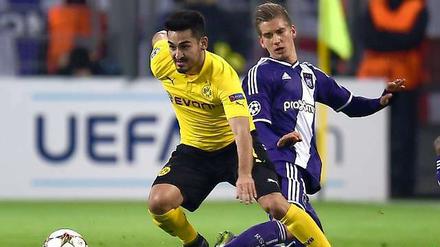 Ilkay Gündogan (l.) and Anderlecht Dennis Praet lernen sich in dieser Szene näher kennen.