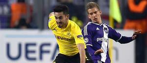 Ilkay Gündogan (l.) and Anderlecht Dennis Praet lernen sich in dieser Szene näher kennen.