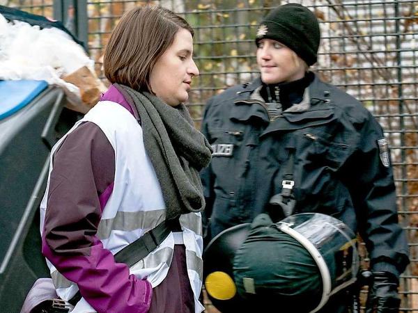 Finanzstadträtin Jana Borkamp (Grüne) bei der Begehung der Gerhart-Hauptmann-Schule.