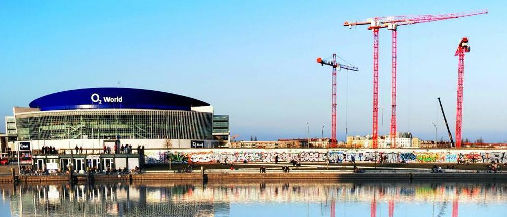 Baustelle am Ufer der Spree. Das gesamte Quartier wird seit Jahren neu aufgebaut, vorher war auf der Friedrichshainer Seite nichts - bis auf die Mauer und Eisenbahnbrache.