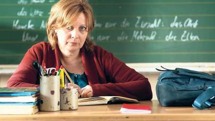 In der Kritik. Gabriela Maria Schmeide spielt die Lehrerin Frau Müller. 