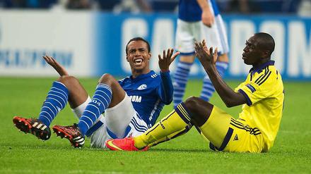 Hinspielszene. Schalkes Joel Matip (l.) und Jean-Philippe Mendy von Maribor gestikulieren.