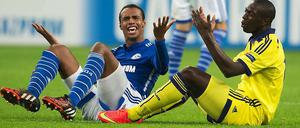 Hinspielszene. Schalkes Joel Matip (l.) und Jean-Philippe Mendy von Maribor gestikulieren.