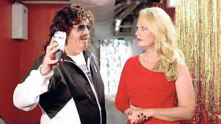 Komiker Kerkeling spielt in seiner Geburtstagsshow den eigenen Manager. Von dessen Prolo-Attitüden ist Moderatorin Barbara Schöneberger wenig angetan.